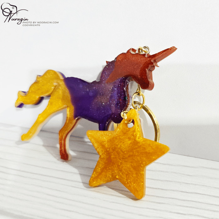 جاکلیدی طرح یونیکورن همراه با آویز ستاره، ساخته شده از رنگ های شاد و پر انرژی مناسب هدیه کودکان