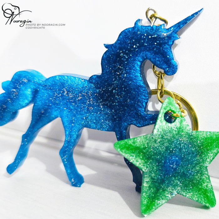 جاکلیدی یونیکورن یخی با آویز ستاره، با رنگ آبی و بافت یخی، یونیکورن کهکشانی با اکلیل نقره ای